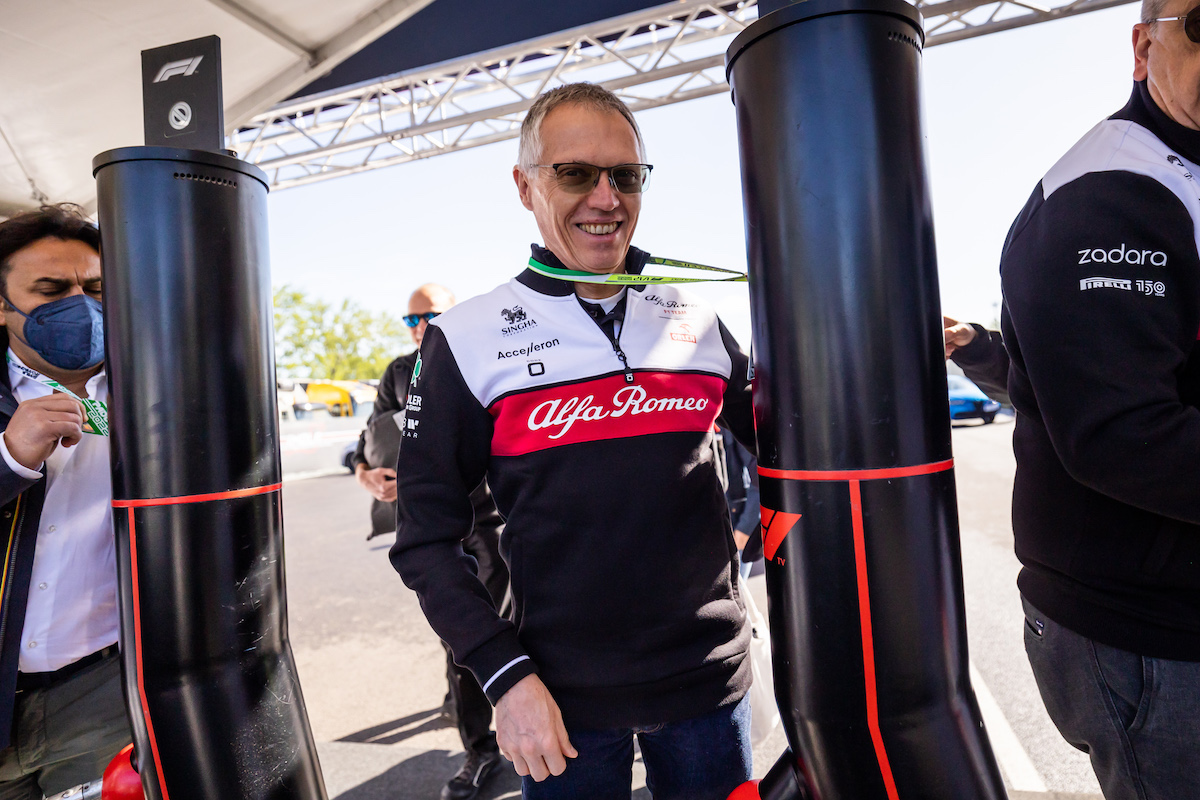 Carlos Tavares raggiunge il GP di Imola alla guida della nuova Tonale