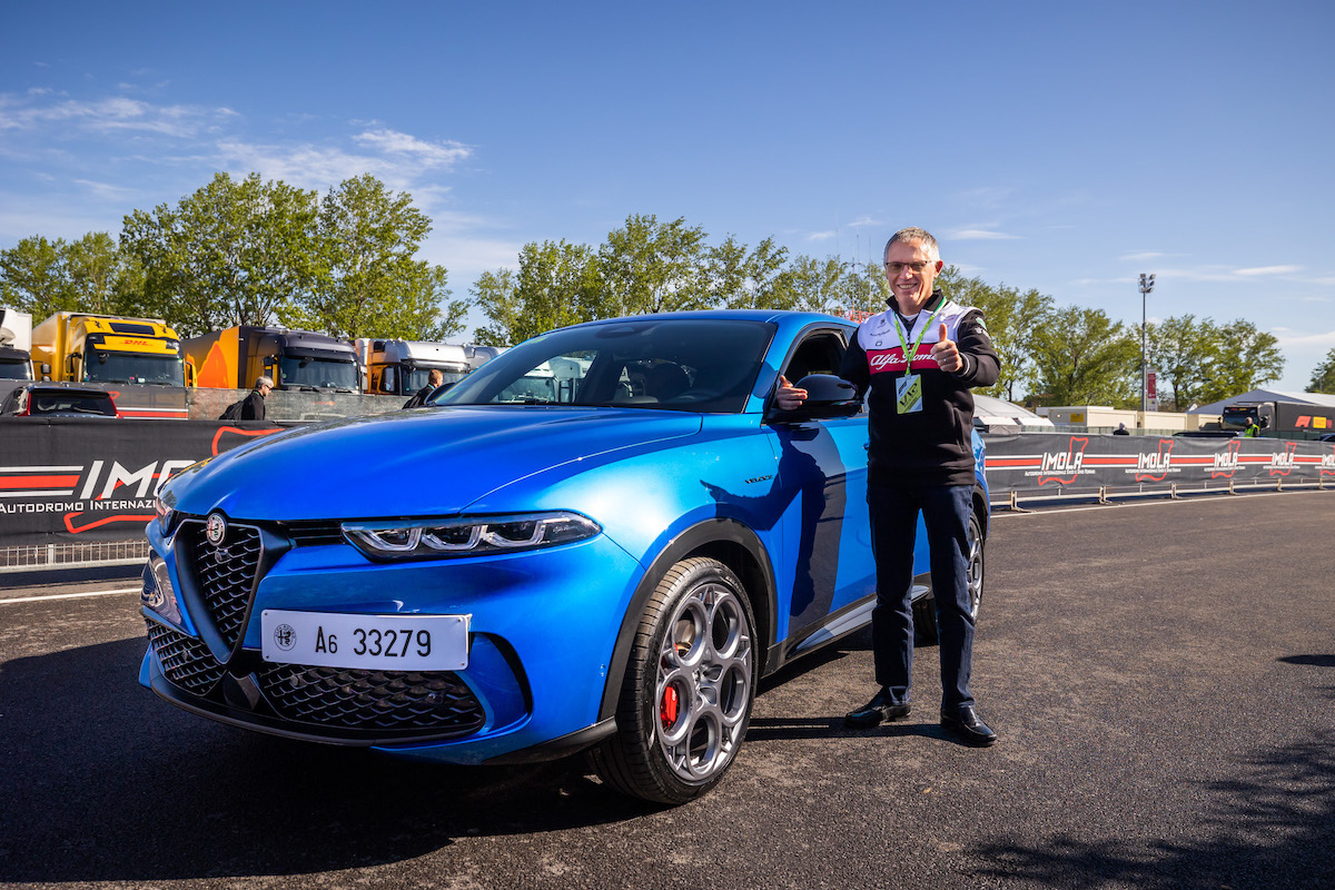 Carlos Tavares raggiunge il GP di Imola alla guida della nuova Tonale