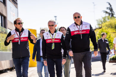 Carlos Tavares raggiunge il GP di Imola alla guida della nuova Tonale