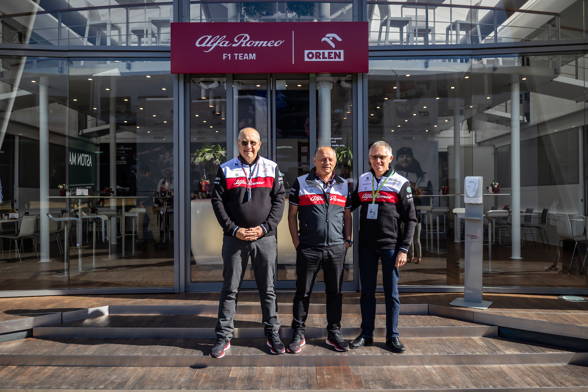 Carlos Tavares raggiunge il GP di Imola alla guida della nuova Tonale