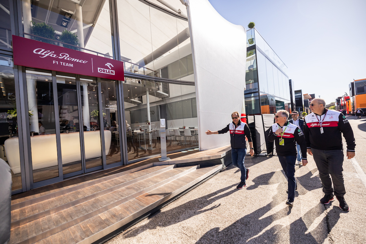 Carlos Tavares raggiunge il GP di Imola alla guida della nuova Tonale