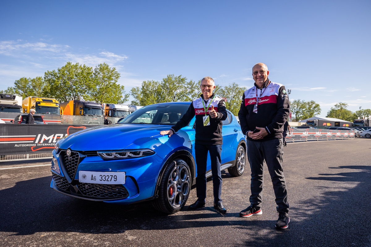 Carlos Tavares raggiunge il GP di Imola alla guida della nuova Tonale