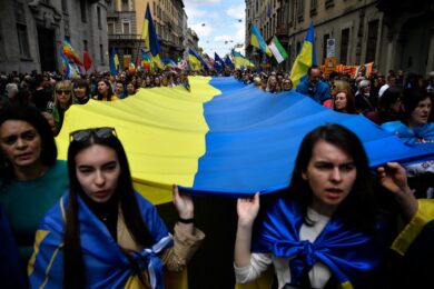 Milano, Corteo 25 Aprile. Contestazione contro Pd: “Servi della Nato”. VIDEO