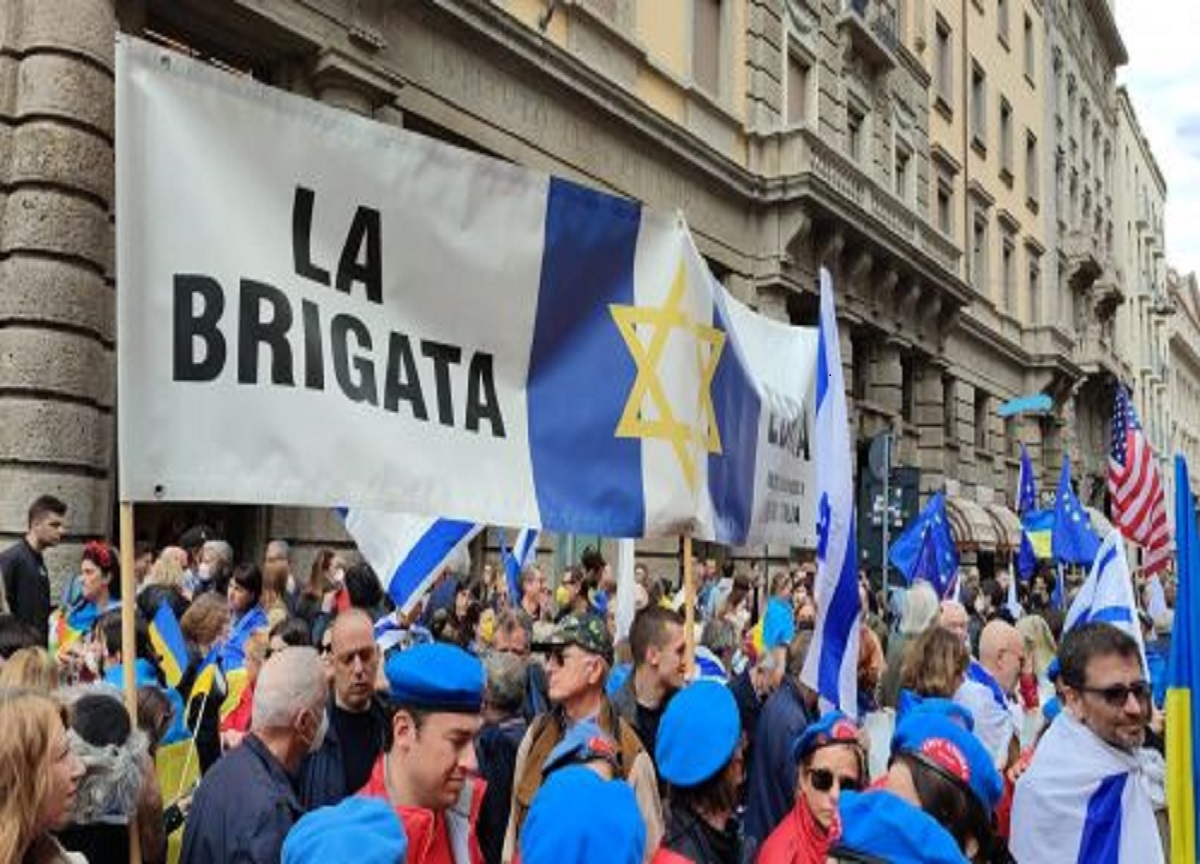 Milano, Corteo 25 Aprile. Contestazione contro Pd: “Servi della Nato”. VIDEO