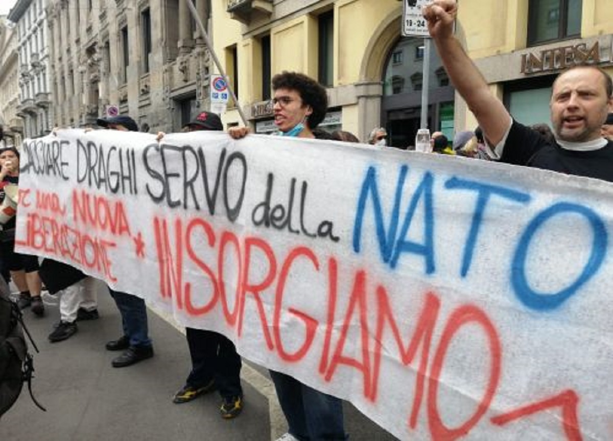 Milano, Corteo 25 Aprile. Contestazione contro Pd: “Servi della Nato”. VIDEO