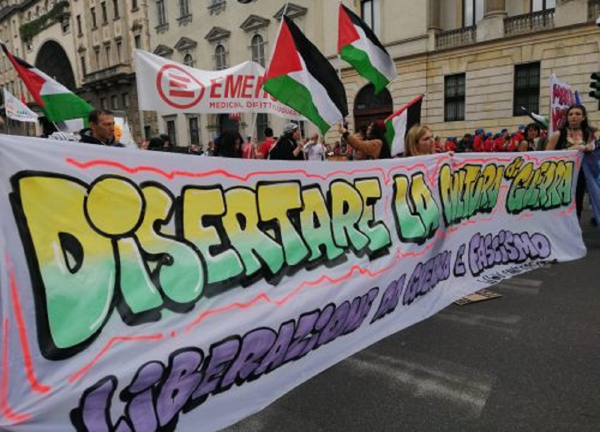 Milano, Corteo 25 Aprile. Contestazione contro Pd: “Servi della Nato”. VIDEO