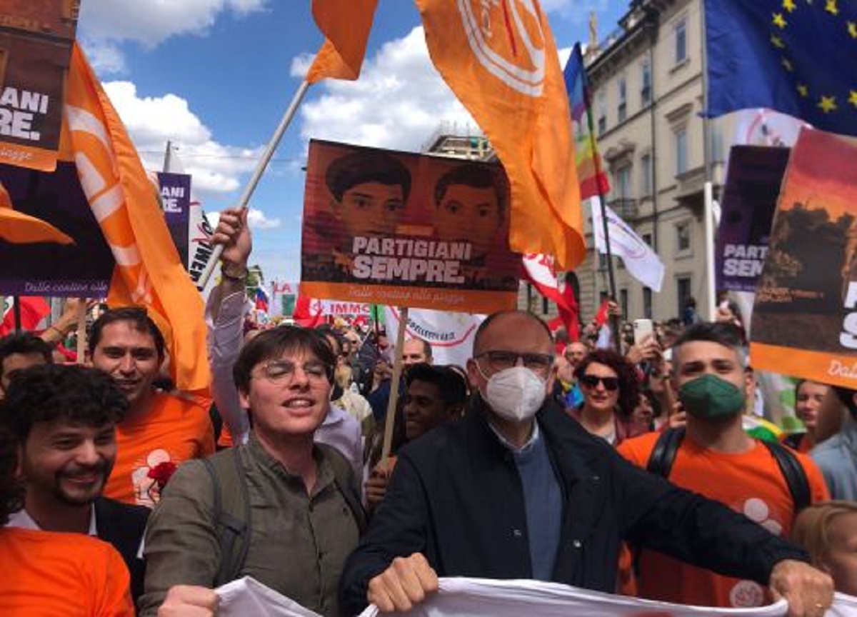 Milano, Corteo 25 Aprile. Contestazione contro Pd: “Servi della Nato”. VIDEO