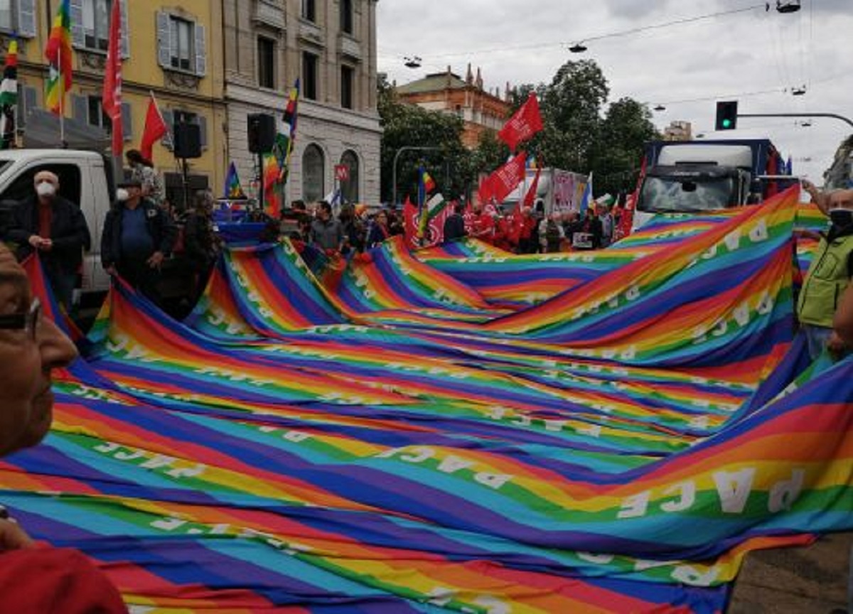 Milano, Corteo 25 Aprile. Contestazione contro Pd: “Servi della Nato”. VIDEO