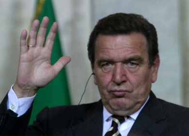 Schroeder, bufera sull’ex cancelliere: “Massacri di Bucha? Putin non c’entra”