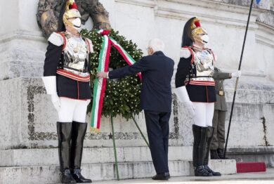 Mattarella depone la corona all’Altare della Patria. Poi cita “Bella ciao”
