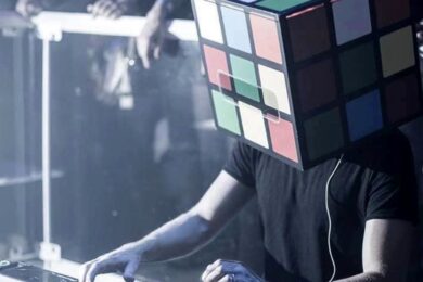 Al Room 26 un weekend fitto di colori e mistero. Venerdì 30 torna il dj Kubik