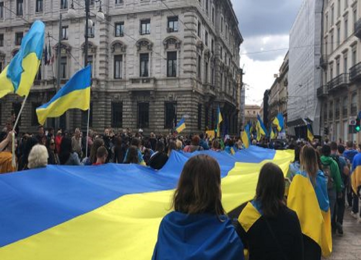 Milano, Corteo 25 Aprile. Contestazione contro Pd: “Servi della Nato”. VIDEO