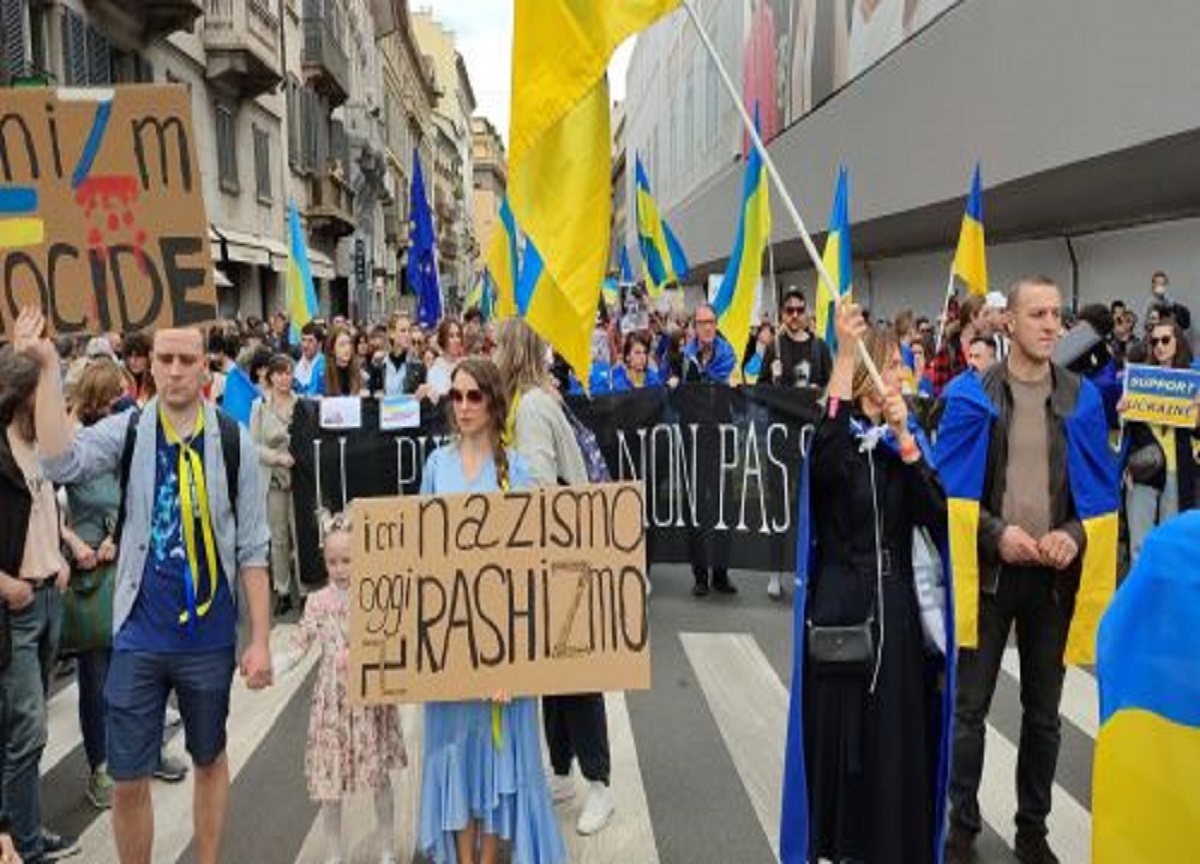 Milano, Corteo 25 Aprile. Contestazione contro Pd: “Servi della Nato”. VIDEO