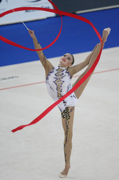 Alina Kabaeva ricompare in pubblico con anello al dito. Putin avverte il mondo