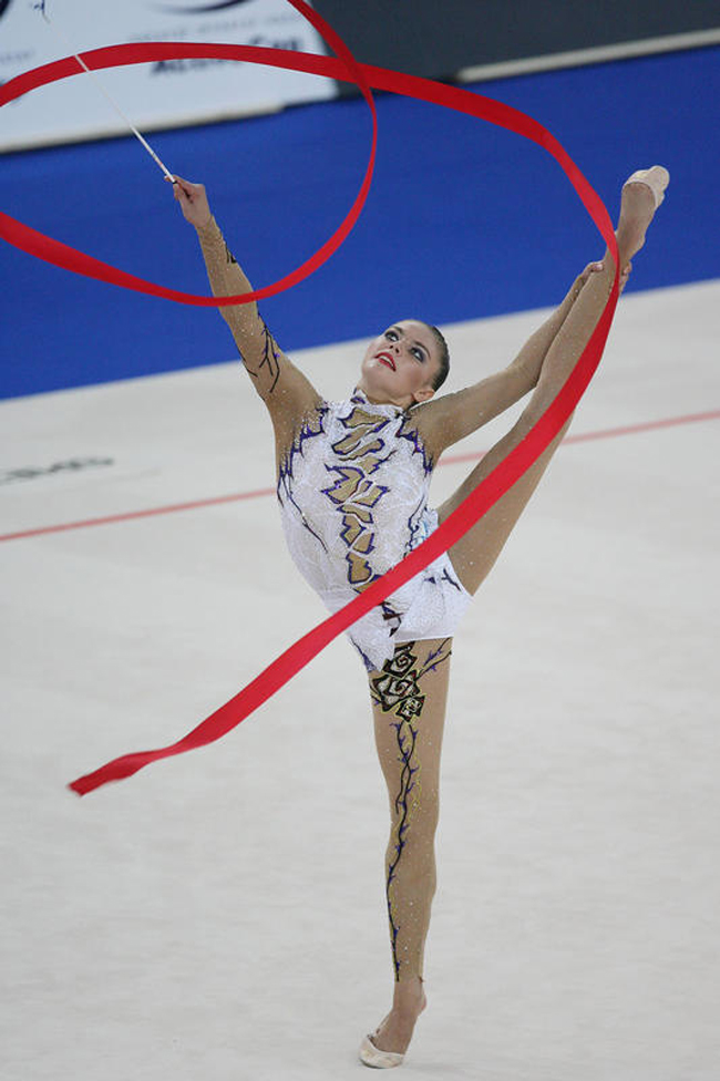Alina Kabaeva ricompare in pubblico con anello al dito. Putin avverte il mondo Alina Kabaeva ricompare in pubblico con anello al dito. Putin avverte il mondo