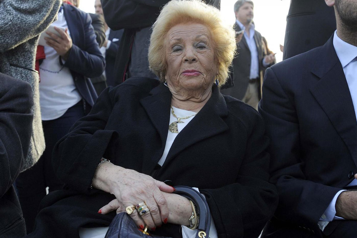 Con Donna Assunta muore anche l’Msi. Suo il logo e il dress code di Almirante Con Donna Assunta muore anche l’Msi. Suo il logo e il dress code di Almirante