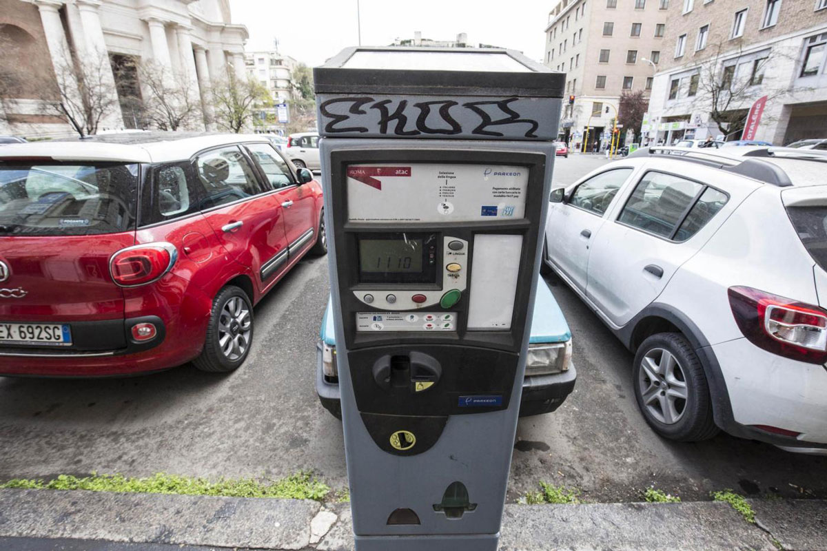 Romani condannati: 12 ore al mese il gioco dell’oca per cercare parcheggio