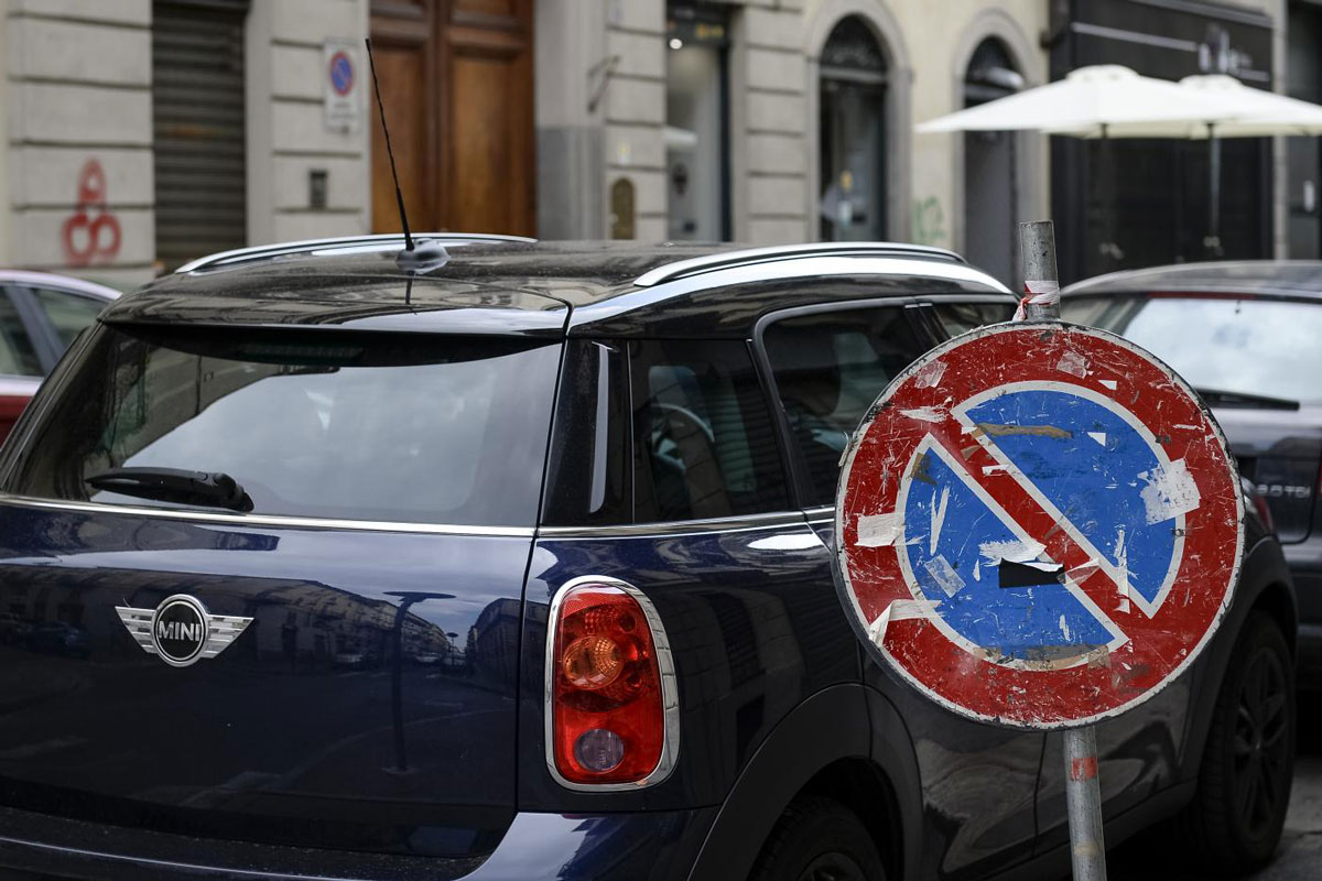 Romani condannati: 12 ore al mese il gioco dell’oca per cercare parcheggio