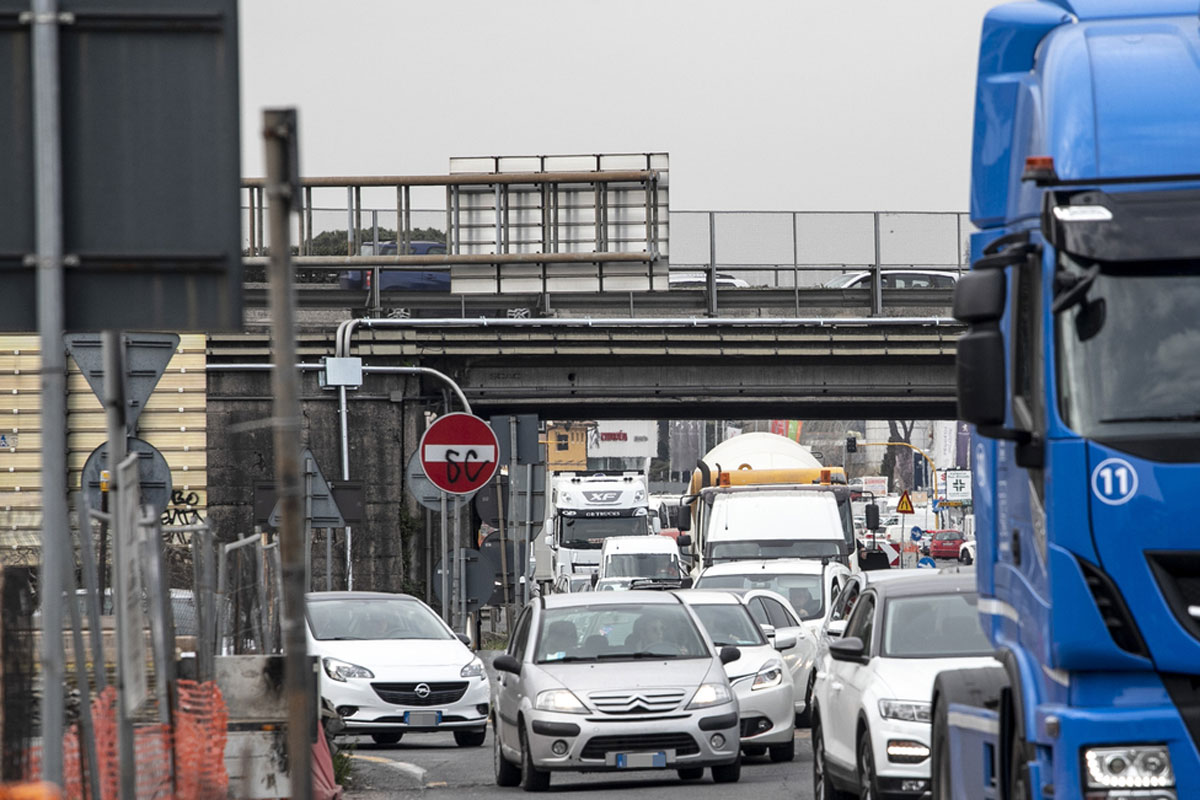 Romani condannati: 12 ore al mese il gioco dell’oca per cercare parcheggio