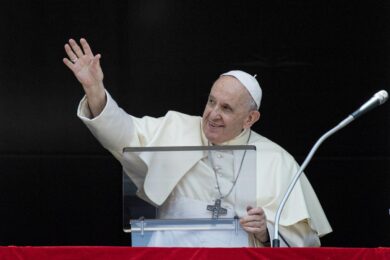 Il Papa: “Devo operarmi”. Bacchettata alle suocere: “Attenzione alla lingua”