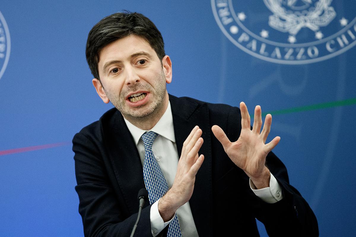 Speranza, “mascherine al chiuso fino 15 giugno in alcuni ambiti”. Ecco dove Speranza, “mascherine al chiuso fino 15 giugno in alcuni ambiti”. Ecco dove