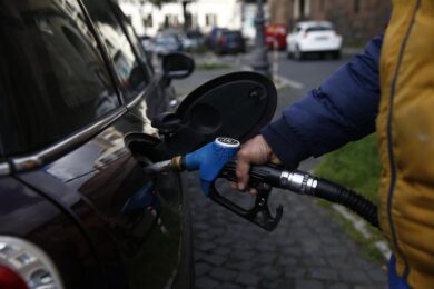 Truffe distributore, benzina annacquata e buono su Whatsapp: come riconoscerle