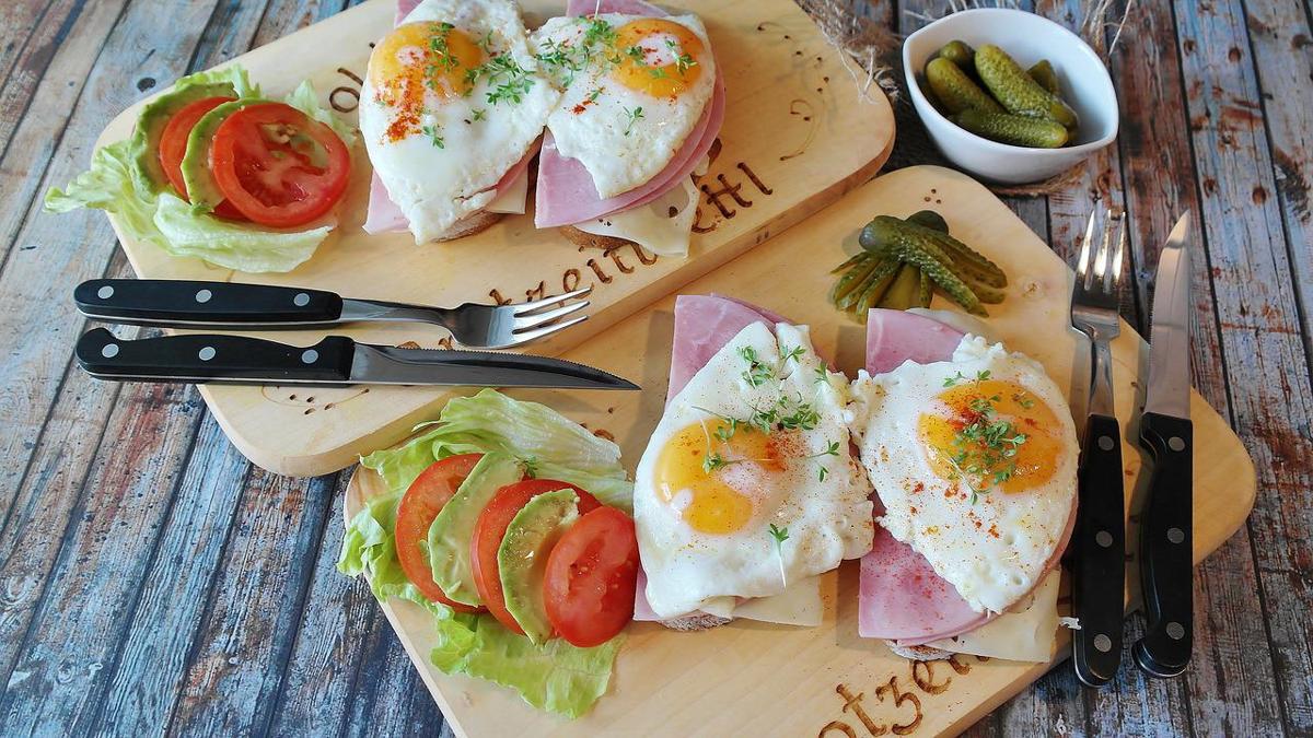 Colesterolo alto, cibi da evitare: svolta per un alimento prima proibito Colesterolo alto, cibi da evitare: svolta per un alimento prima proibito