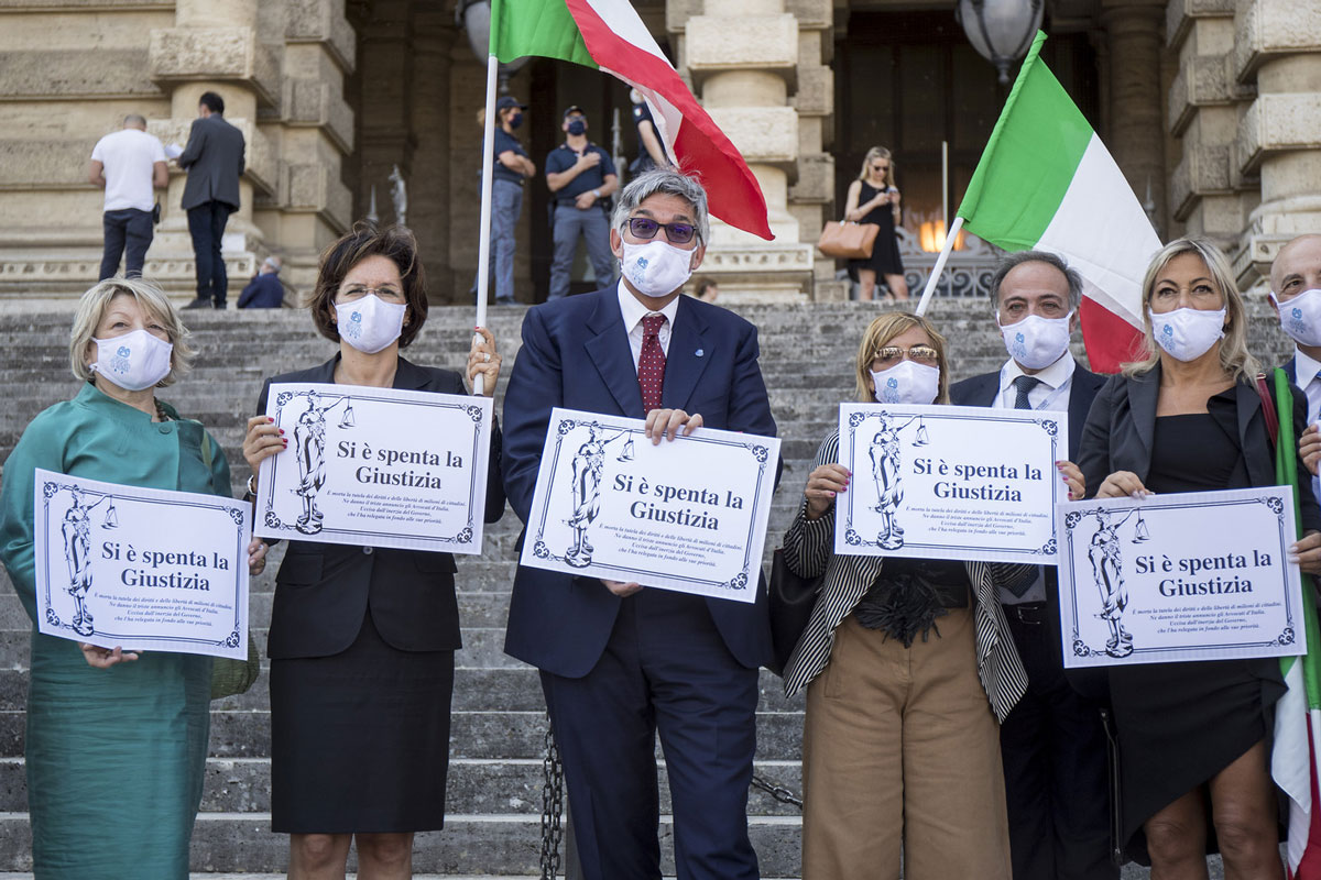 Avvocati in crisi: addio alla toga non è più un mito ma un lavoro mal pagato