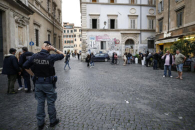 Baby bulli seminano il terrore a Trastevere: rapinati cellulari e preziosi