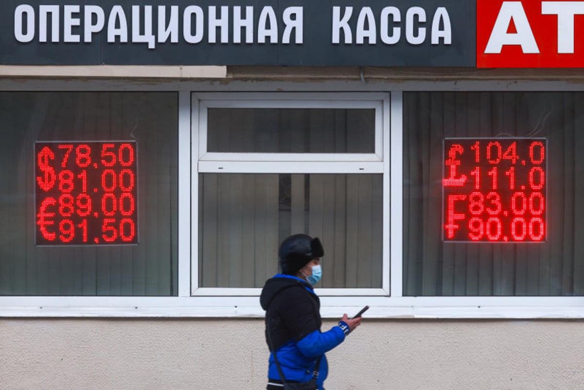 Crisi, la Banca centrale russa vede nero: tassi giù, contrazione Pil tra 8-10% Crisi, la Banca centrale russa vede nero: tassi giù, contrazione Pil tra 8-10%