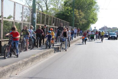 Milano, presidio per chiedere una pista ciclabile sul Ponte della Ghisolfa