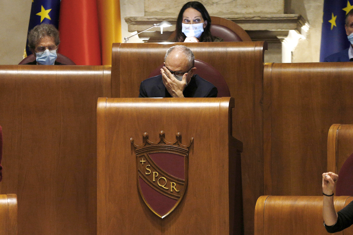 Roma di nome, Capitale di cognome: “Cancelliamo il ricordo di Alemanno” Roma di nome, Capitale di cognome: “Cancelliamo il ricordo di Alemanno”