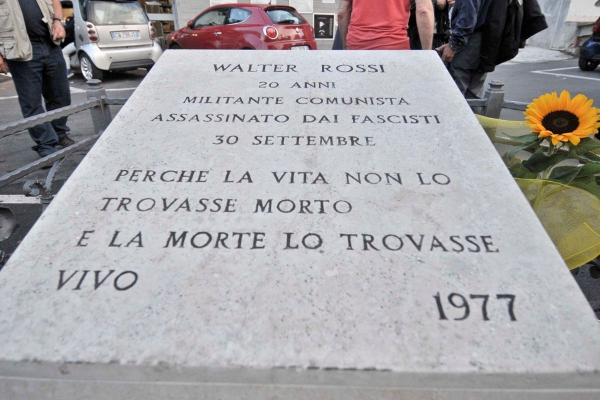Notte di sfregi a Monte Mario. Walter Rossi, distrutto il memorial Notte di sfregi a Monte Mario. Walter Rossi, distrutto il memorial