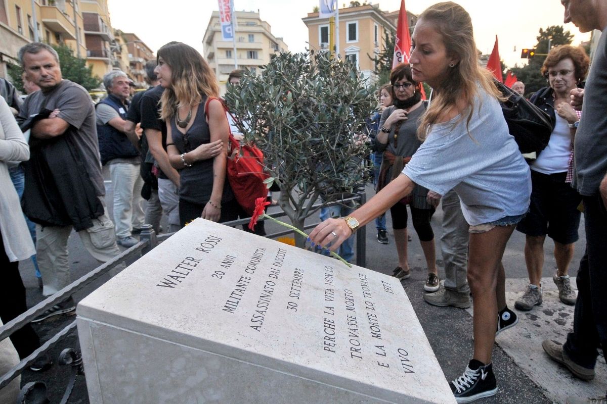 Notte di sfregi a Monte Mario. Walter Rossi, distrutto il memorial Notte di sfregi a Monte Mario. Walter Rossi, distrutto il memorial