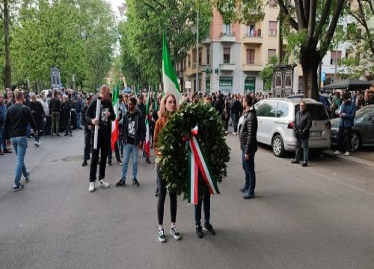 Milano, saluti fascisti al termine del corteo per Ramelli. VIDEO Milano, saluti fascisti al termine del corteo per Ramelli. VIDEO