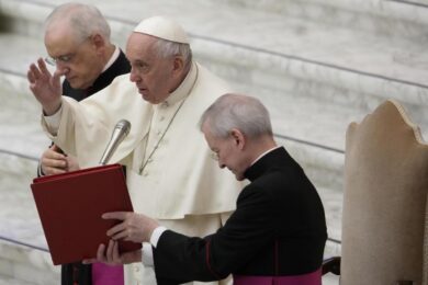 Papa Francesco: “Non posso camminare, la gamba non funziona. Il medico…”