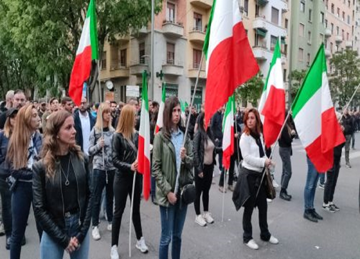 Milano, saluti fascisti al termine del corteo per Ramelli. VIDEO Milano, saluti fascisti al termine del corteo per Ramelli. VIDEO