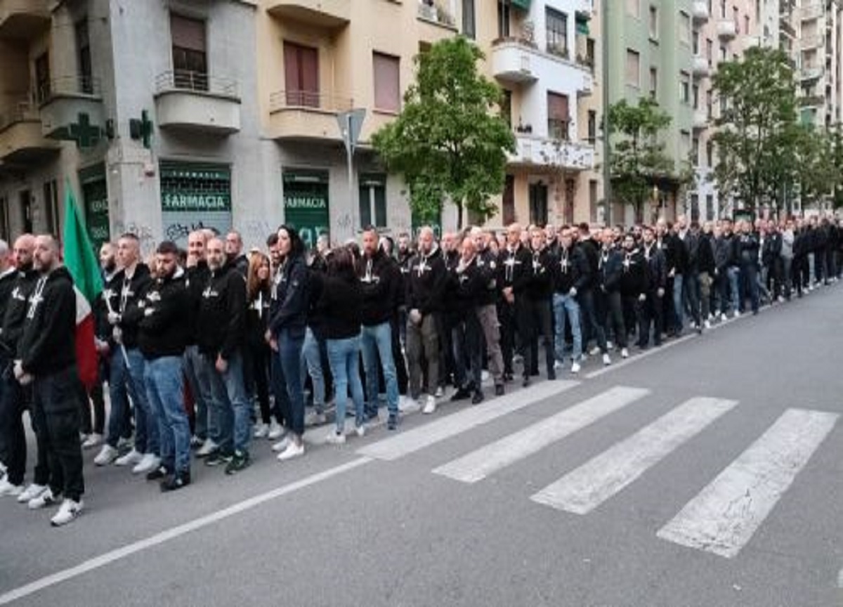Milano, saluti fascisti al termine del corteo per Ramelli. VIDEO Milano, saluti fascisti al termine del corteo per Ramelli. VIDEO