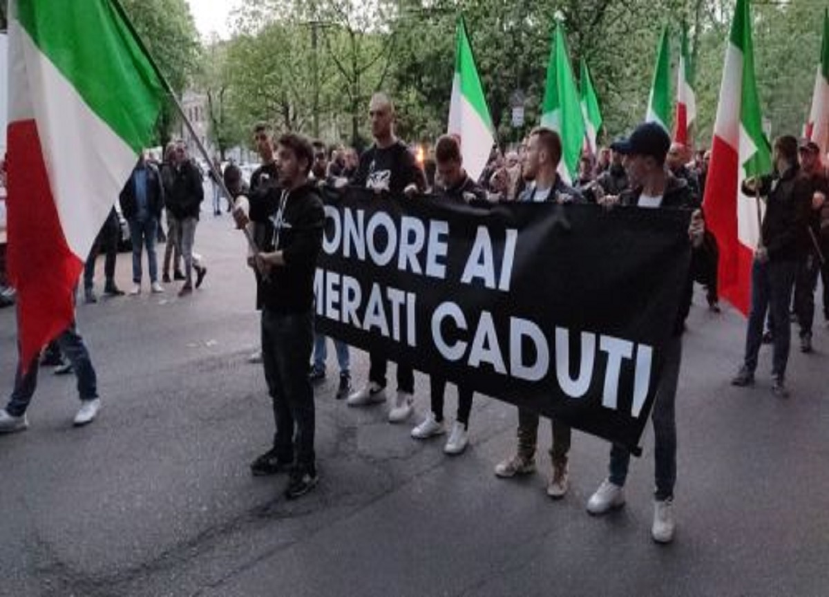 Milano, saluti fascisti al termine del corteo per Ramelli. VIDEO Milano, saluti fascisti al termine del corteo per Ramelli. VIDEO