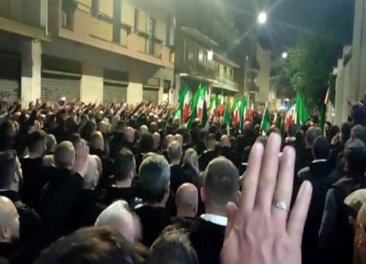 Milano, saluti fascisti al termine del corteo per Ramelli. VIDEO Milano, saluti fascisti al termine del corteo per Ramelli. VIDEO