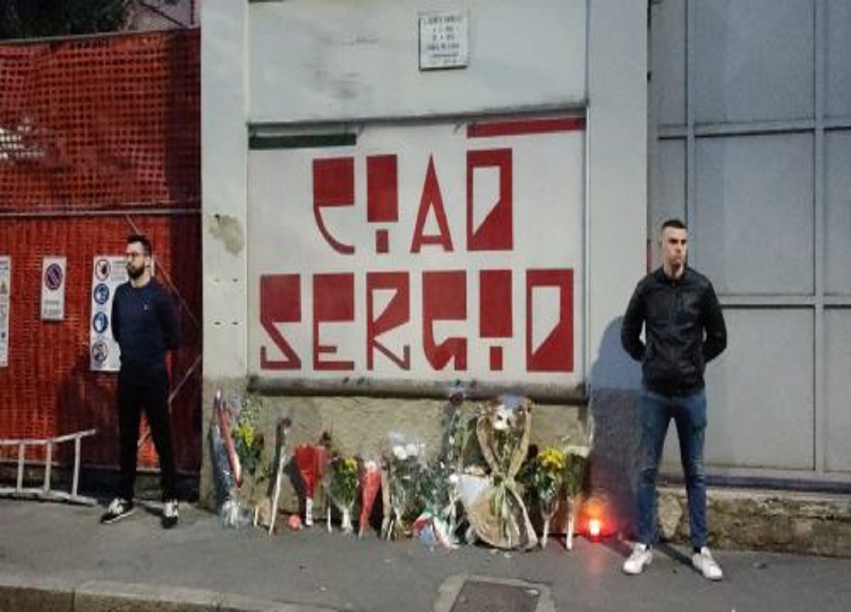 Milano, saluti fascisti al termine del corteo per Ramelli. VIDEO Milano, saluti fascisti al termine del corteo per Ramelli. VIDEO