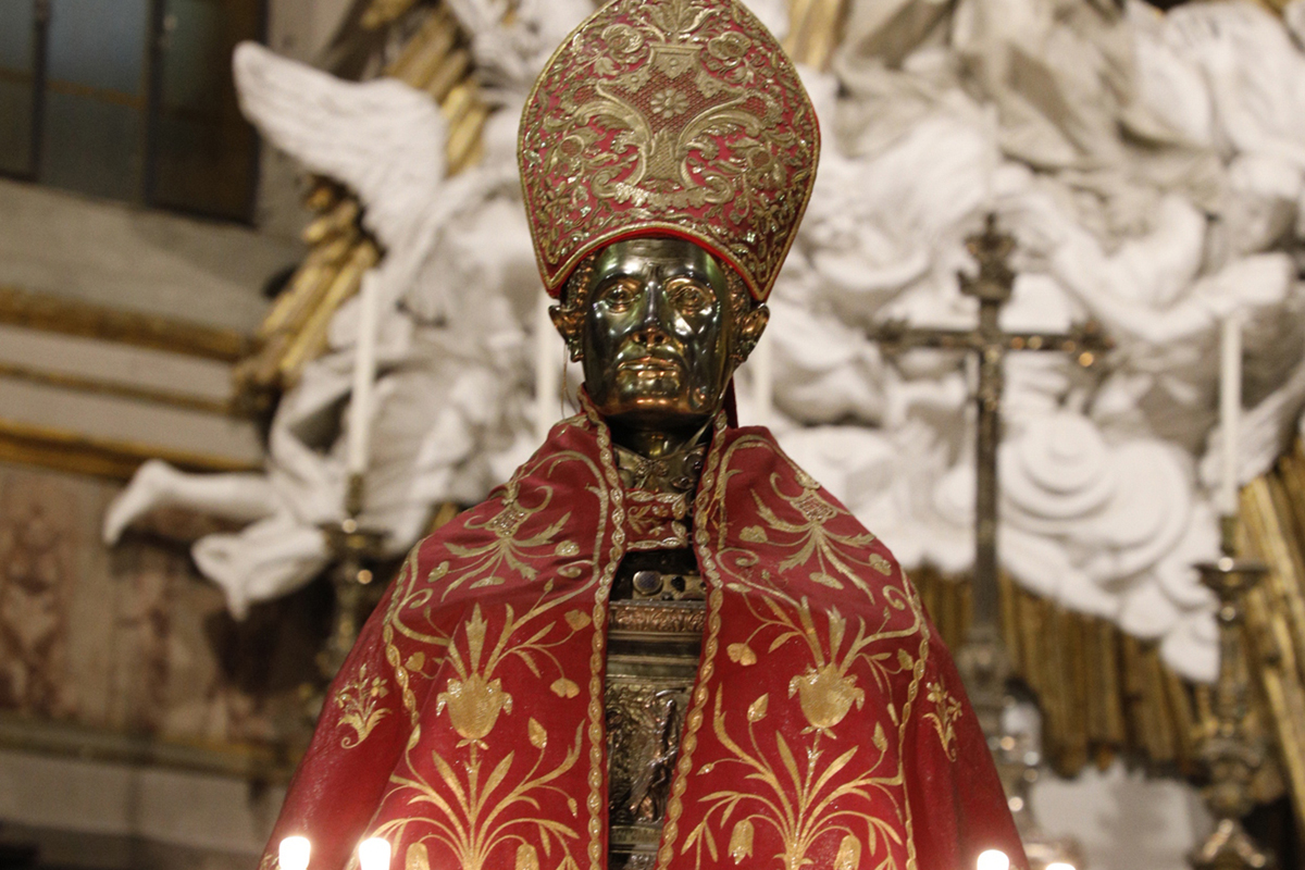 Napoli festeggia il miracolo: il sangue di San Gennaro si è già liquefatto Napoli festeggia il miracolo: il sangue di San Gennaro si è già liquefatto