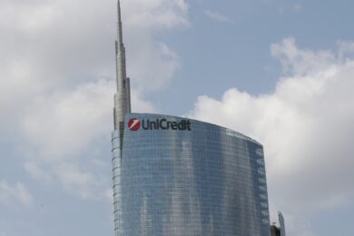 Guerra Ucraina, l’elenco delle “banche armate”: in testa Unicredit, poi Intesa