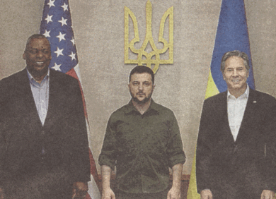 Zelensky triste tra americani che ridono. La foto simbolo della guerra
