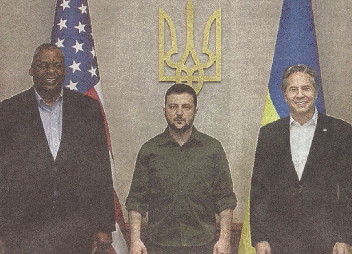 Zelensky triste tra americani che ridono. La foto simbolo della guerra Zelensky triste tra americani che ridono. La foto simbolo della guerra