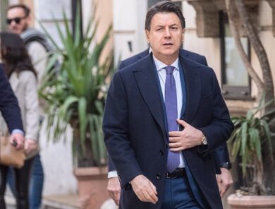 Conte scavalca il Pd a sinistra: “Pronto a incatenarmi per il salario minimo”