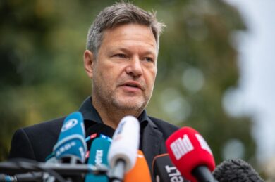 Germania, il ministro Habeck riduce la dipendenza tedesca dal petrolio russo