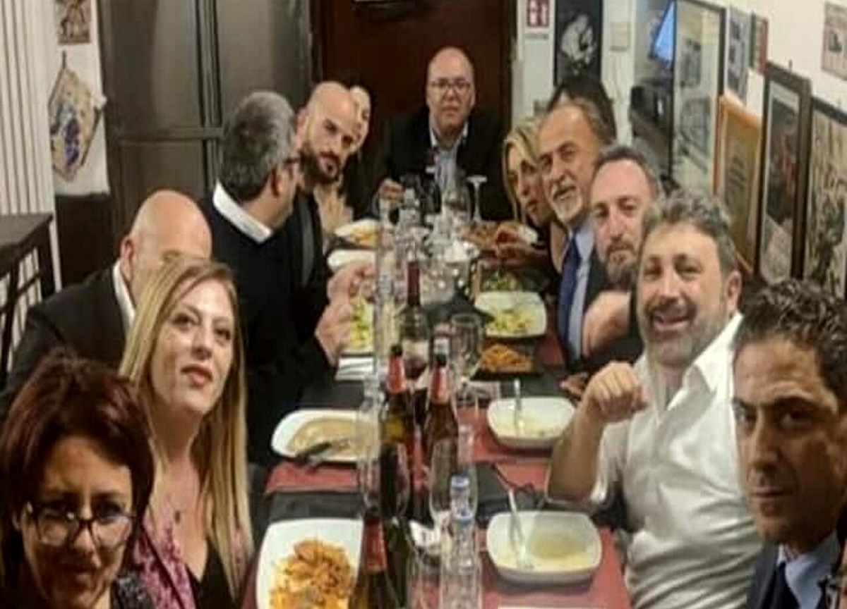 FdI, dirigenti a cena a Milano nel ristorante ‘nostalgico’ del Ventennio FdI, dirigenti a cena a Milano nel ristorante ‘nostalgico’ del Ventennio