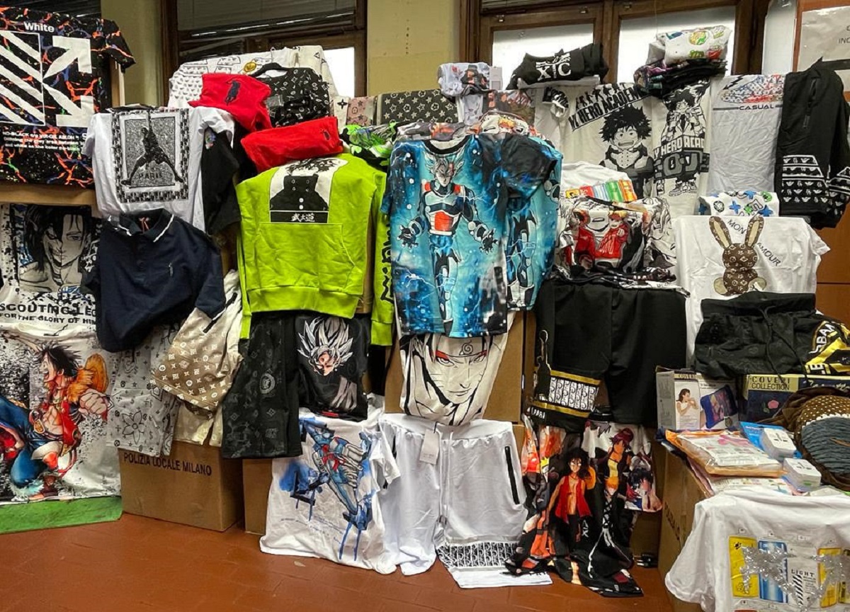 Milano: ladro di cellulari e merce contraffatta, sequestro in via Sarpi. FOTO Milano: ladro di cellulari e merce contraffatta, sequestro in via Sarpi. FOTO