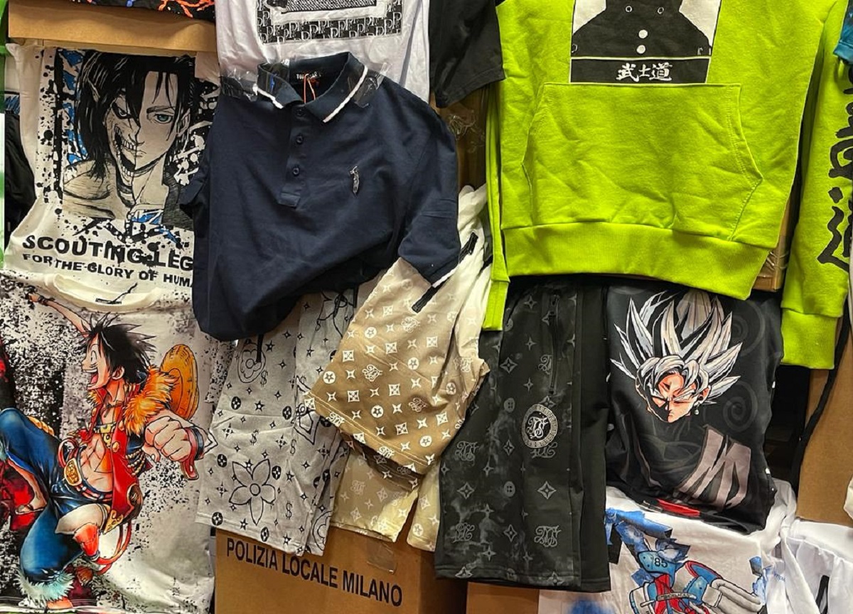 Milano: ladro di cellulari e merce contraffatta, sequestro in via Sarpi. FOTO Milano: ladro di cellulari e merce contraffatta, sequestro in via Sarpi. FOTO